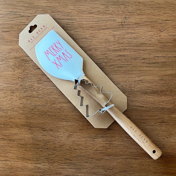 Rae Dunn Christmas spatula & cookie cutter - Picture 1 of 5